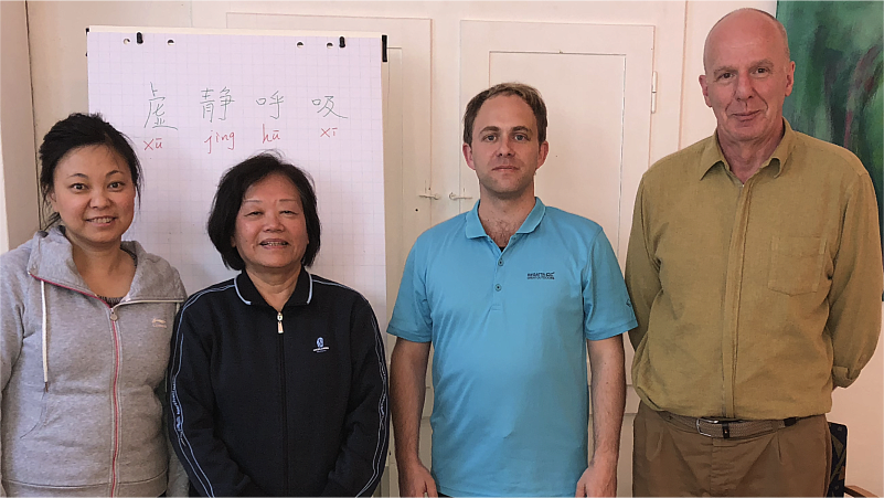Die Workshopleiterinnen (Yixin Miao, Wang Li) und Assistent Rainer Nestmann mit dem Vorstand der Kulturwerkstatt Dreiländereck e.V.
