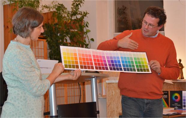 Markus Kuntosch und seine Frau demonstrieren die Farbtafel zur Heilmittelermittlung