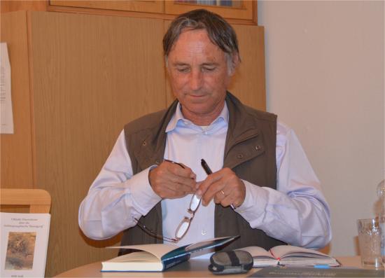 Marko Pogačnik beim Signieren