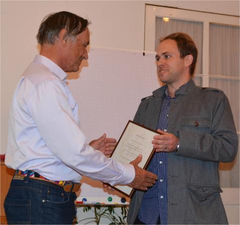 Dr. Björn Steiert überreicht Marko Pogačnik den Kulturwerkstatt-Preis 2014 