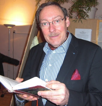 Kulturkommissions-Präsident Marcus Schneider mit Gästebuch der Kulturwerkstatt Dreiländereck e.V,