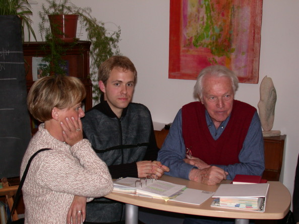 Willi Seiß am Rednerpult mit Cornelia Steiert und Björn Steiert, Kulturwerkstatt-Vorstand) (Copyright by Wolfgang Otten)